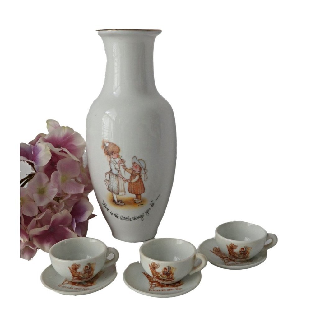 Vintage Holly Hobbie Vase & 3 Child's Tea Set Cups and Saucers